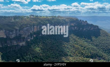 Photographie aérienne par drone de la célèbre formation rocheuse des trois Sœurs à Echo point à Katoomba dans les Blue Mountains en Nouvelle-Galles du Sud, Australie. Banque D'Images