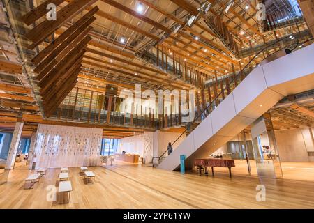 TOYAMA, JAPON - 30 JANVIER 2017 : à l'intérieur de la bibliothèque publique de Toyama City. Le bâtiment a ouvert ses portes en 2015. Banque D'Images