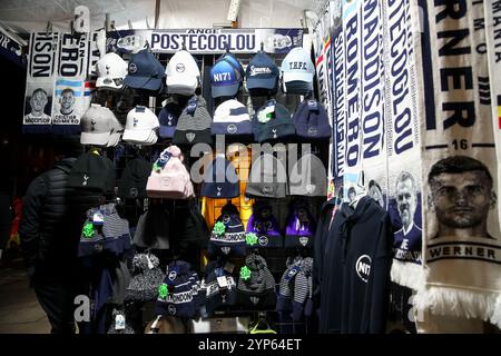 Londres, Royaume-Uni. 28 novembre 2024. Souvenirs Tottenham en vente lors du match UEFA Europa League - League Stage match Tottenham Hotspur vs A.S. Roma au Tottenham Hotspur Stadium, Londres, Royaume-Uni, 28 novembre 2024 (photo par Gareth Evans/News images) à Londres, Royaume-Uni le 28/11/2024. (Photo de Gareth Evans/News images/SIPA USA) crédit : SIPA USA/Alamy Live News Banque D'Images