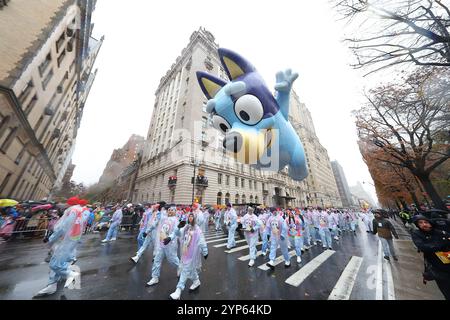 Le Bluey se dirige vers le bas lors du 98th Macy's Thanksgiving Day Parade à New York, le jeudi 28 novembre 2024. Ce ballon présente Minion Stuart tenant un homme animé dans un costume de banane et en 2022 a été le premier ballon Parade à jamais utiliser les détails créés par une imprimante 3D. (Photo : Gordon Donovan) Banque D'Images