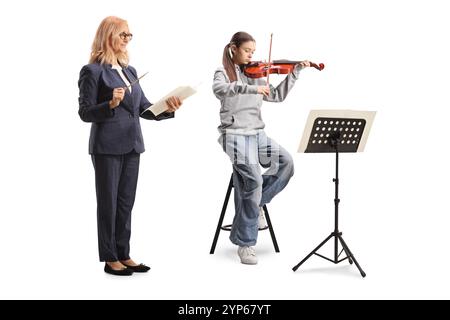 Fille pratiquant le violon avec un professeur isolé sur fond blanc Banque D'Images