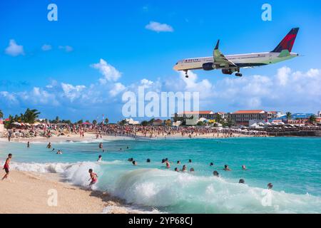 PHILIPSBURG, SINT MAARTEN - 28 DÉCEMBRE 2016 : un jet commercial approche de l'aéroport Princess Juliana au-dessus des spectateurs. La piste courte donne Banque D'Images