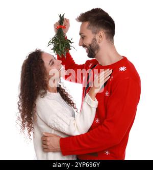 Couple charmant sous le bouquet de GUI sur fond blanc Banque D'Images