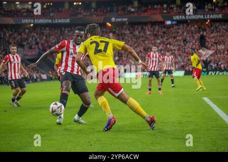 Bilbao, Espagne, 28 novembre 2024 : Besfort Zeneli (27, R), joueur de IF Elfsborg, tente de s'éloigner de Iñaki Williams (9, l) lors du match de la 5e ronde de l'UEFA Europa League 2024-25 entre Athletic Club et IF Elfsborg le 28 novembre 2024 au stade San Mamés de Bilbao, Espagne. Crédit : Alberto Brevers / Alamy Live News. Banque D'Images