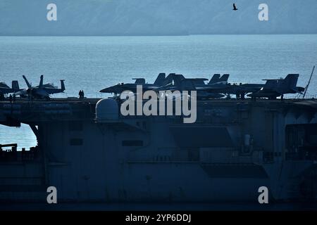 Marseille, France. 28 novembre 2024. Le porte-avions USS Harry S. Truman arrive dans le port méditerranéen français de Marseille. (Crédit image : © Gerard Bottino/SOPA images via ZUMA Press Wire) USAGE ÉDITORIAL SEULEMENT! Non destiné à UN USAGE commercial ! Banque D'Images