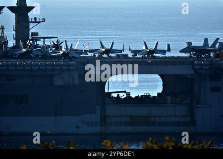 Marseille, France. 28 novembre 2024. Le porte-avions USS Harry S. Truman arrive dans le port méditerranéen français de Marseille. (Crédit image : © Gerard Bottino/SOPA images via ZUMA Press Wire) USAGE ÉDITORIAL SEULEMENT! Non destiné à UN USAGE commercial ! Banque D'Images