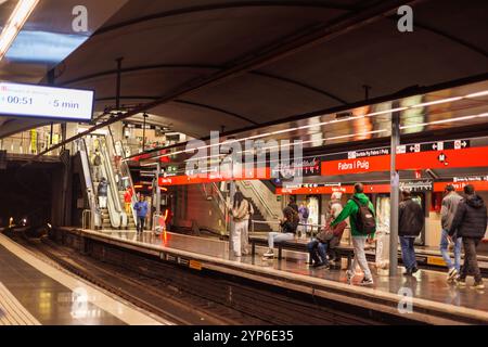 Barcelone-Espagne, 28 novembre 2024. Un utilisateur se promène le long de la plate-forme du métro, incarnant l'énergie vibrante et l'agitation quotidienne du système de transport en commun de Barcelone Banque D'Images