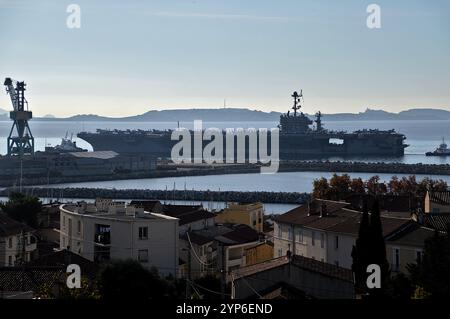 Marseille, France. 28 novembre 2024. Le porte-avions USS Harry S. Truman arrive dans le port méditerranéen français de Marseille. (Photo Gerard Bottino/SOPA images/SIPA USA) crédit : SIPA USA/Alamy Live News Banque D'Images