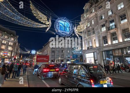 Londres, Royaume-Uni. 28 novembre 2024. Rues commerçantes du West End de Londres occupées par les acheteurs de Noël et les touristes appréciant les lumières de la saison des fêtes et les décorations des magasins dans Regent Street. Crédit : Malcolm Park/Alamy Live News Banque D'Images