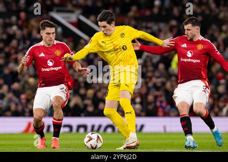 Manchester, Royaume-Uni. 28 novembre 2024. Old Trafford MANCHESTER, ANGLETERRE - NOVEMBRE 28 : Sondre Brunstad Fet de FK Bodo/Glimt (C) joue contre Manuel Ugarte de Manchester United (l) lors du match MD5 de la phase de Ligue Europa League 2024/25 entre Manchester United et FK Bodo/Glimt à Old Trafford le 28 novembre 2024 à Manchester, Angleterre. (Richard Callis/SPP) crédit : photo de presse sportive SPP. /Alamy Live News Banque D'Images