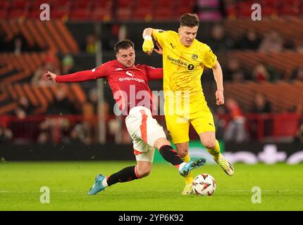 Mason Mount de Manchester United (à gauche) et Jostein Gundersen de Bodo/Glimt s'affrontent pour le ballon lors de l'UEFA Europa League, match de championnat à Old Trafford, Manchester. Date de la photo : jeudi 28 novembre 2024. Banque D'Images