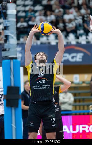 Varsovie, Pologne. 28 novembre 2024. Grzegorz Łomacz passe le ballon. Crédit : Bartlomiej Wisniewski/Cyberfocus/Alamy Live News Banque D'Images