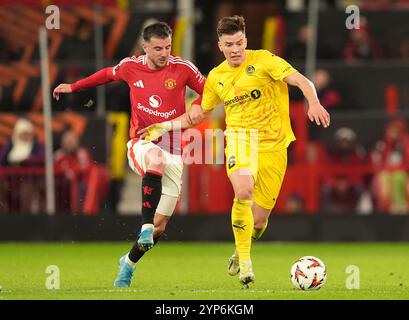 Mason Mount de Manchester United (à gauche) et Jostein Gundersen de Bodo/Glimt s'affrontent pour le ballon lors de l'UEFA Europa League, match de championnat à Old Trafford, Manchester. Date de la photo : jeudi 28 novembre 2024. Banque D'Images