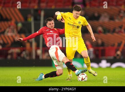 Mason Mount de Manchester United (à gauche) et Jostein Gundersen de Bodo/Glimt s'affrontent pour le ballon lors de l'UEFA Europa League, match de championnat à Old Trafford, Manchester. Date de la photo : jeudi 28 novembre 2024. Banque D'Images