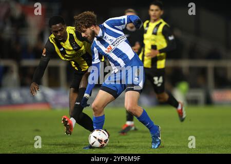 Anthony Mancini de Hartlepool United affronte Bryce Hosannah de l'AFC Fylde lors du match de Vanarama National League entre Hartlepool United et AFC Fylde au Victoria Park, Hartlepool, mardi 26 novembre 2024. (Photo : Mark Fletcher | mi News) crédit : MI News & Sport /Alamy Live News Banque D'Images