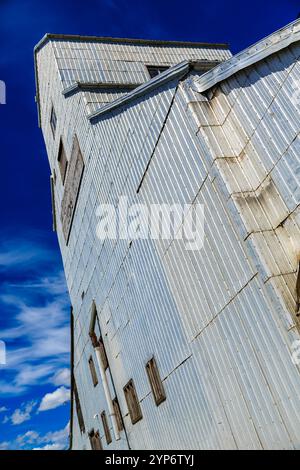 Un grand bâtiment avec beaucoup de fenêtres et un toit. Le bâtiment est en métal et a beaucoup de fenêtres Banque D'Images