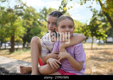 Portrait de petites sœurs mignonnes dans le parc Banque D'Images