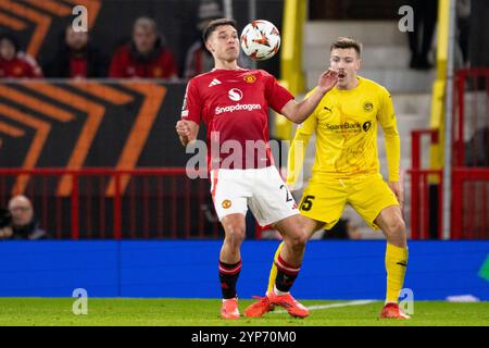 Manchester, Royaume-Uni. 28 novembre 2024. Old Trafford MANCHESTER, ANGLETERRE - NOVEMBRE 28 : Manuel Ugarte de Manchester United contrôle le ballon lors du match de l'UEFA Europa League 2024/25 League phase MD5 entre Manchester United et FK Bodo/Glimt à Old Trafford le 28 novembre 2024 à Manchester, Angleterre. (Richard Callis/SPP) crédit : photo de presse sportive SPP. /Alamy Live News Banque D'Images