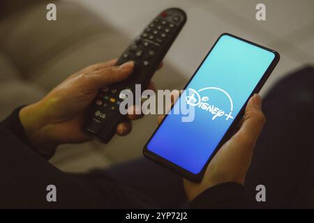 Dans cette illustration photo, le logo Disney + (Disney plus) vu affiché sur un smartphone Banque D'Images
