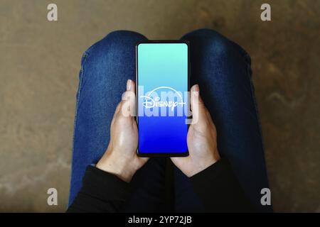 Dans cette illustration photo, le logo Disney + (Disney plus) vu affiché sur un smartphone Banque D'Images