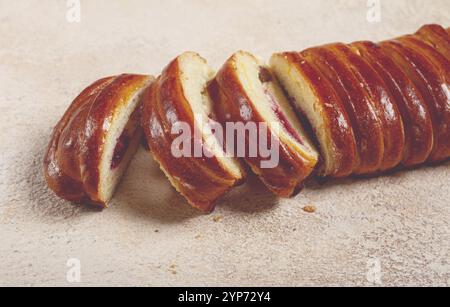 Petit pain tressé sucré, farci à la confiture et aux raisins secs, pâtisseries, pain sucré avec garniture, tarte sucrée, pas de gens Banque D'Images