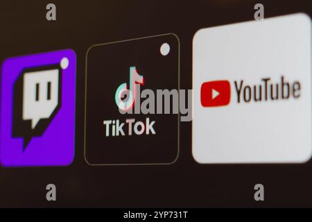 Dans cette illustration photo, le logo TikTok, Twitch et YouTube est affiché sur un écran de télévision Banque D'Images