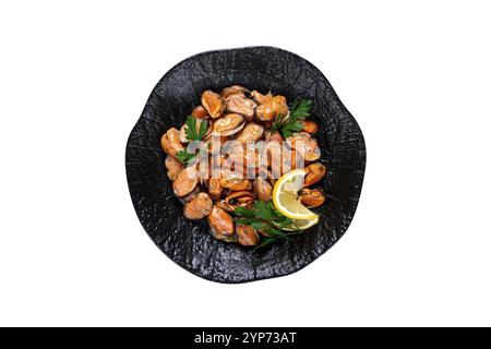 Moules sans coquille, bouillies, moules, pelées, sur une plaque noire, avec citron et persil, moules en chilien, isolat, fond blanc, vue de dessus, non Banque D'Images