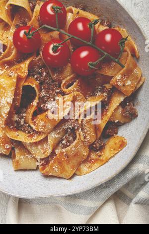 Pâtes pappardelle à la sauce bolognaise, garnies de parmesan et de branche de cerise, maison, pas de gens Banque D'Images