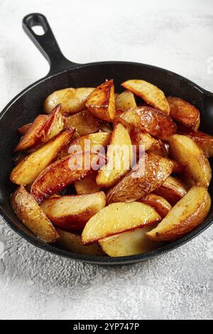 Tranches de pommes de terre frites, dans une poêle en fonte, maison, pas de gens Banque D'Images