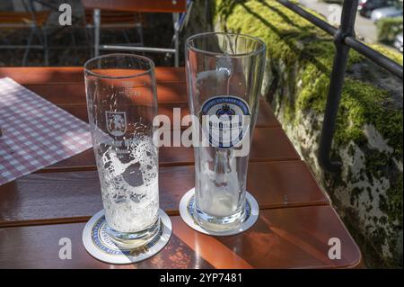 Verres à bière vides sur une table dans un jardin de bière, Bavière, Allemagne, Europe Banque D'Images