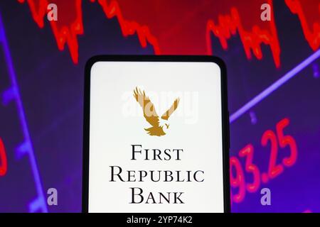 Dans cette illustration photo, le logo First Republic Bank vu affiché sur un écran de smartphone, avec une représentation graphique du marché boursier dans le Banque D'Images