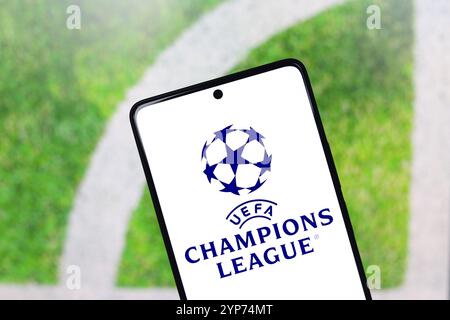Dans cette illustration photo, le logo de l'UEFA Champions League (UCL) est affiché sur l'écran d'un smartphone Banque D'Images