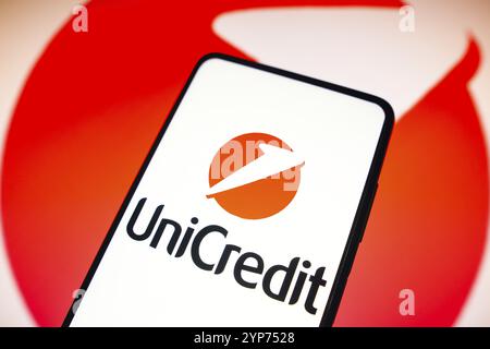 Dans cette illustration photo, le logo UniCredit est affiché sur un smartphone Banque D'Images