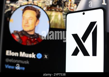 Dans cette illustration photo, le logo Xai vu affiché sur un smartphone avec le profil officiel d'Elon Musk, du réseau social X dans le backgro Banque D'Images