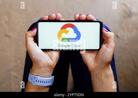 Dans cette illustration photo, le logo Google Cloud vu affiché sur un smartphone Banque D'Images