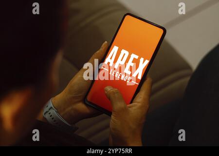 Dans cette illustration photo, le logo Apex Legends est affiché sur l'écran d'un smartphone Banque D'Images