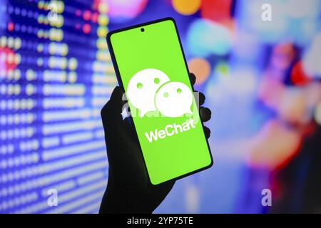 Dans cette illustration photo, le logo WeChat est affiché sur l'écran d'un smartphone Banque D'Images