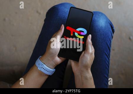 Dans cette illustration photo, le logo total Energies est affiché sur un écran de smartphone Banque D'Images