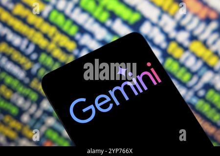 Dans cette illustration photo, le logo Google Gemini est affiché sur l'écran d'un smartphone Banque D'Images
