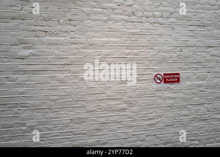 Mur de briques blanches avec signe en néerlandais pas de vélos à stationner Banque D'Images