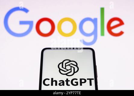 Dans cette illustration photo, le logo ChatGPT est affiché sur un smartphone et le logo de la société Google en arrière-plan Banque D'Images