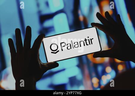 Dans cette illustration photo, le logo Palantir technologies est affiché sur l'écran d'un smartphone Banque D'Images