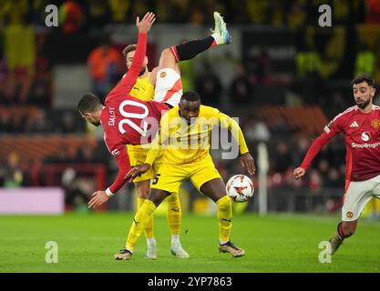 Diogo Dalot de Manchester United et Brice Wembangomo de Bodo/Glimt s'affrontent pour le ballon lors de l'UEFA Europa League, match de championnat à Old Trafford, Manchester. Date de la photo : jeudi 28 novembre 2024. Banque D'Images