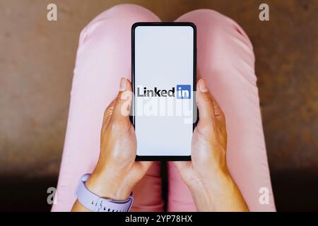 Dans cette illustration photo, le logo LinkedIn est affiché sur l'écran d'un smartphone Banque D'Images