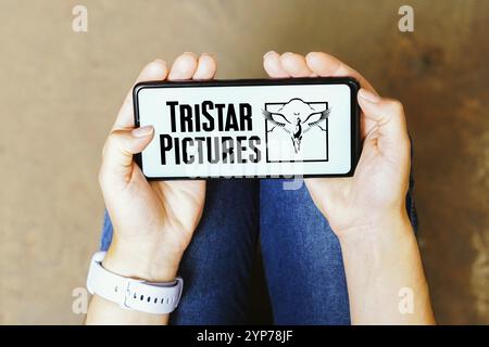 Dans cette illustration photo, le logo TriStar Pictures vu affiché sur un smartphone Banque D'Images