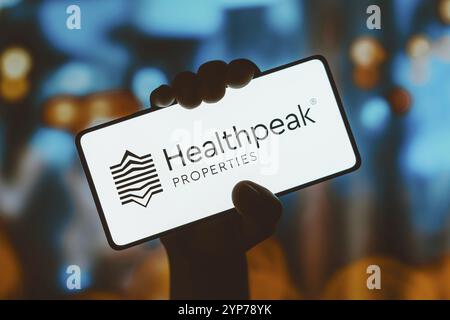 Dans cette illustration photo, le logo Healthpeak Properties est affiché sur l'écran d'un smartphone Banque D'Images