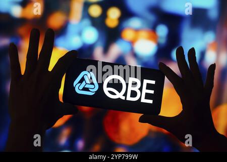 Dans cette illustration photo, le logo du Groupe assurance QBE est affiché sur l'écran d'un smartphone mobile Banque D'Images