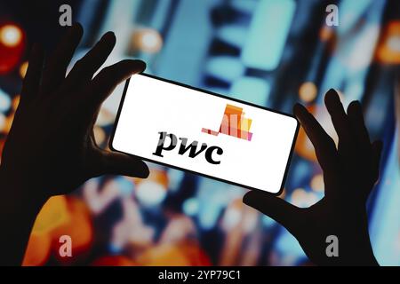 Dans cette illustration photo, le logo PwC est affiché sur l'écran d'un smartphone Banque D'Images