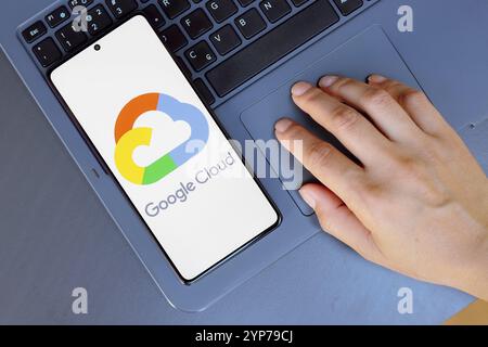 Dans cette illustration photo, le logo Google Cloud Platform est affiché sur l'écran d'un smartphone Banque D'Images