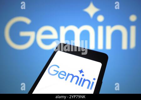 Dans cette illustration photo, le logo Google Gemini (Bard) est affiché sur l'écran d'un smartphone et en arrière-plan Banque D'Images